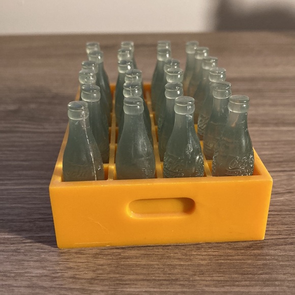 Miniature Coca Cola box with tiny bottles collector - Picture 11 of 17